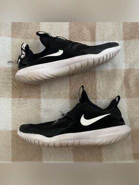 Nike Size 7Y Black & White Athletic Slip-On Trainers (has flaws)